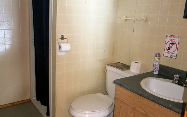 Cabin 4A bathroom
