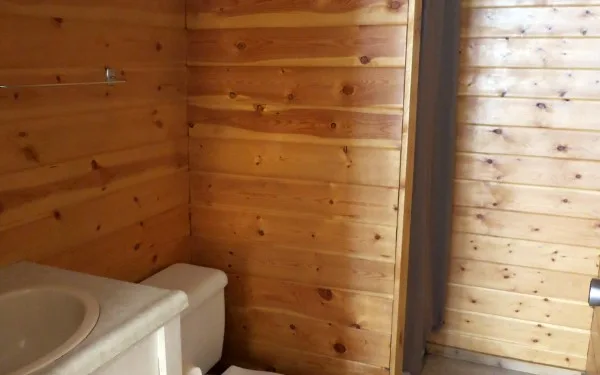 Cabin 6 bathroom