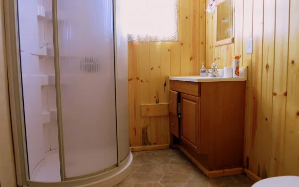 Cabin 7 Bathroom